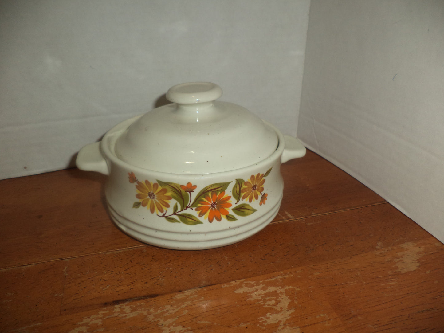 Capri Bake sweet Flowers Stoneware Casserole w/ Cover