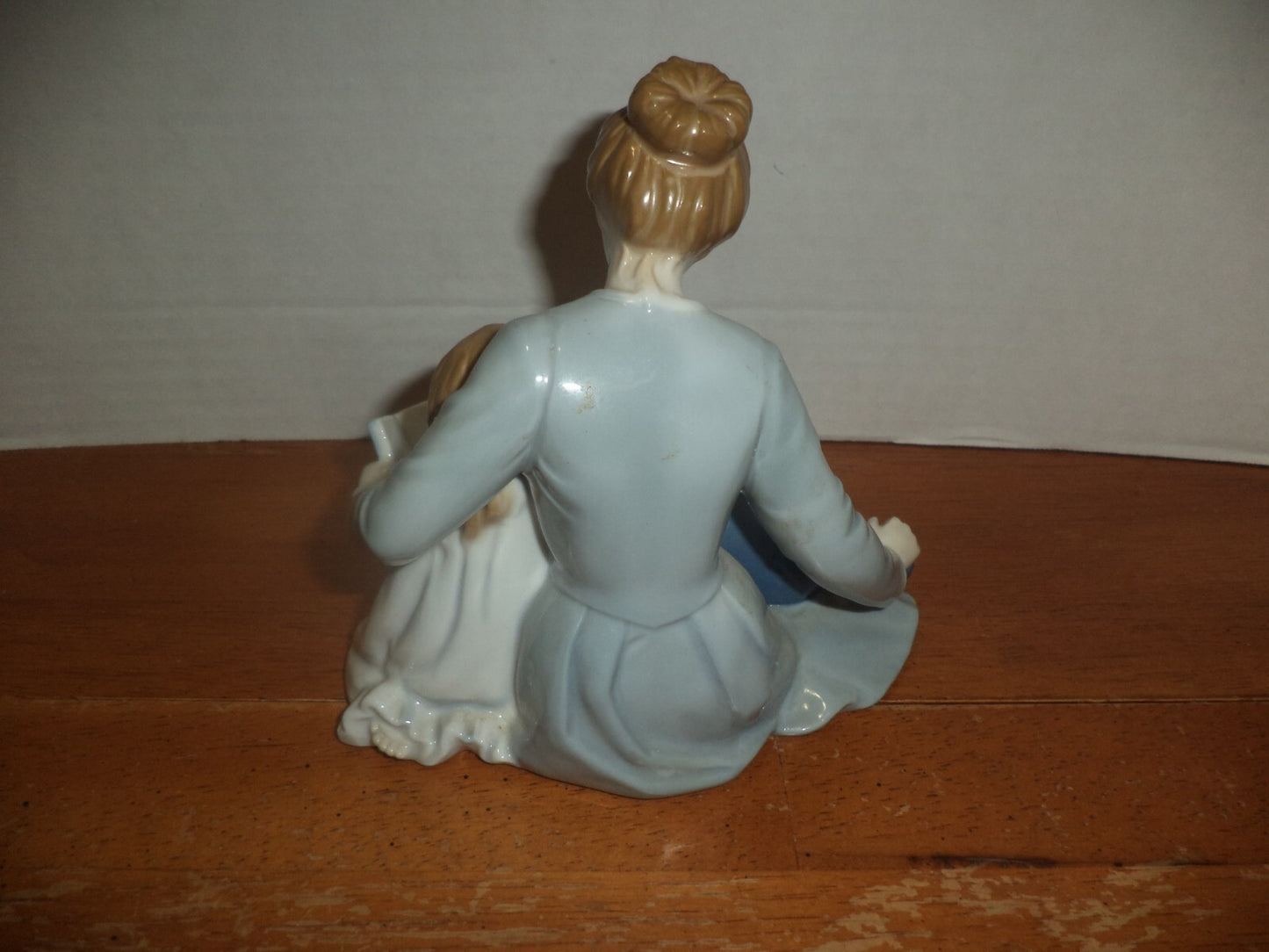 AVON A Mothers Touch Porcelain Figurine Mothers Day 1984 Mom Children VTG Figure